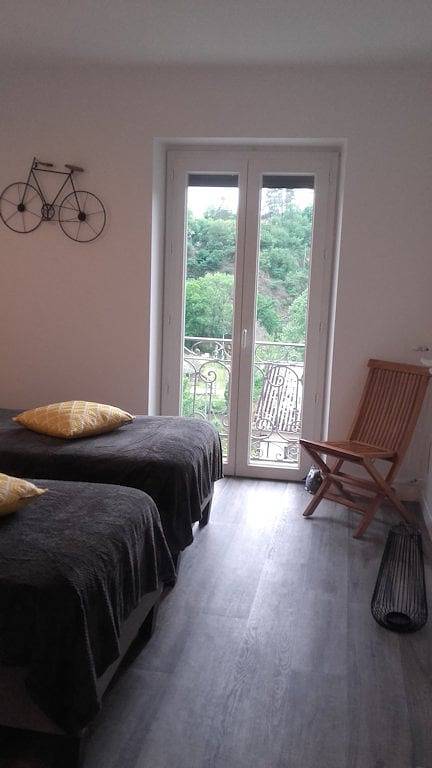 Chambres d'hôtes Chez Stéphanie et Jérôme - Chambre jaune in Laguépie, Tarn-et-Garonne