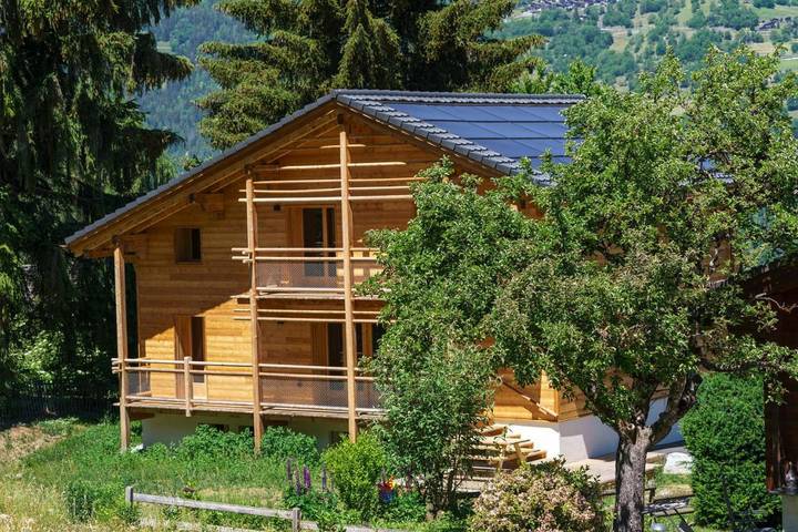 Gîte pour 11 personnes, avec balcon ainsi que jardin et vue dans Bruson
