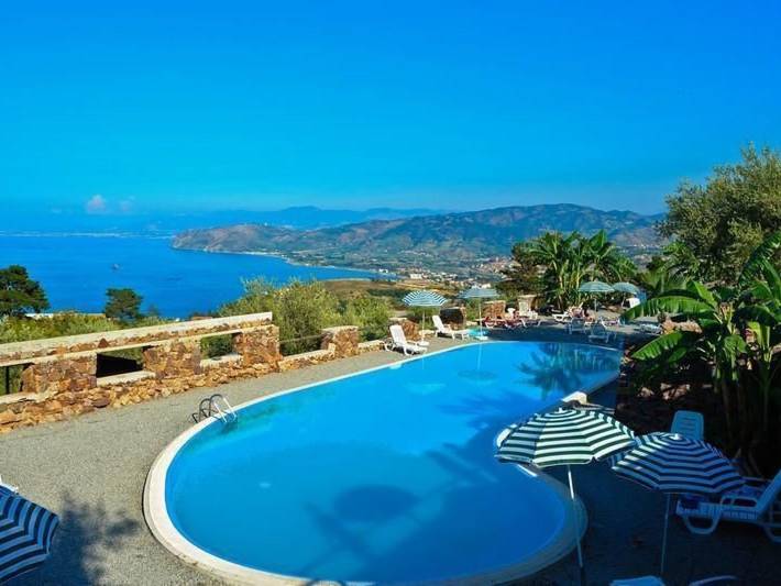 Agriturismo per 2 persone, con piscina e terrazza, con animali domestici in Provincia di Messina