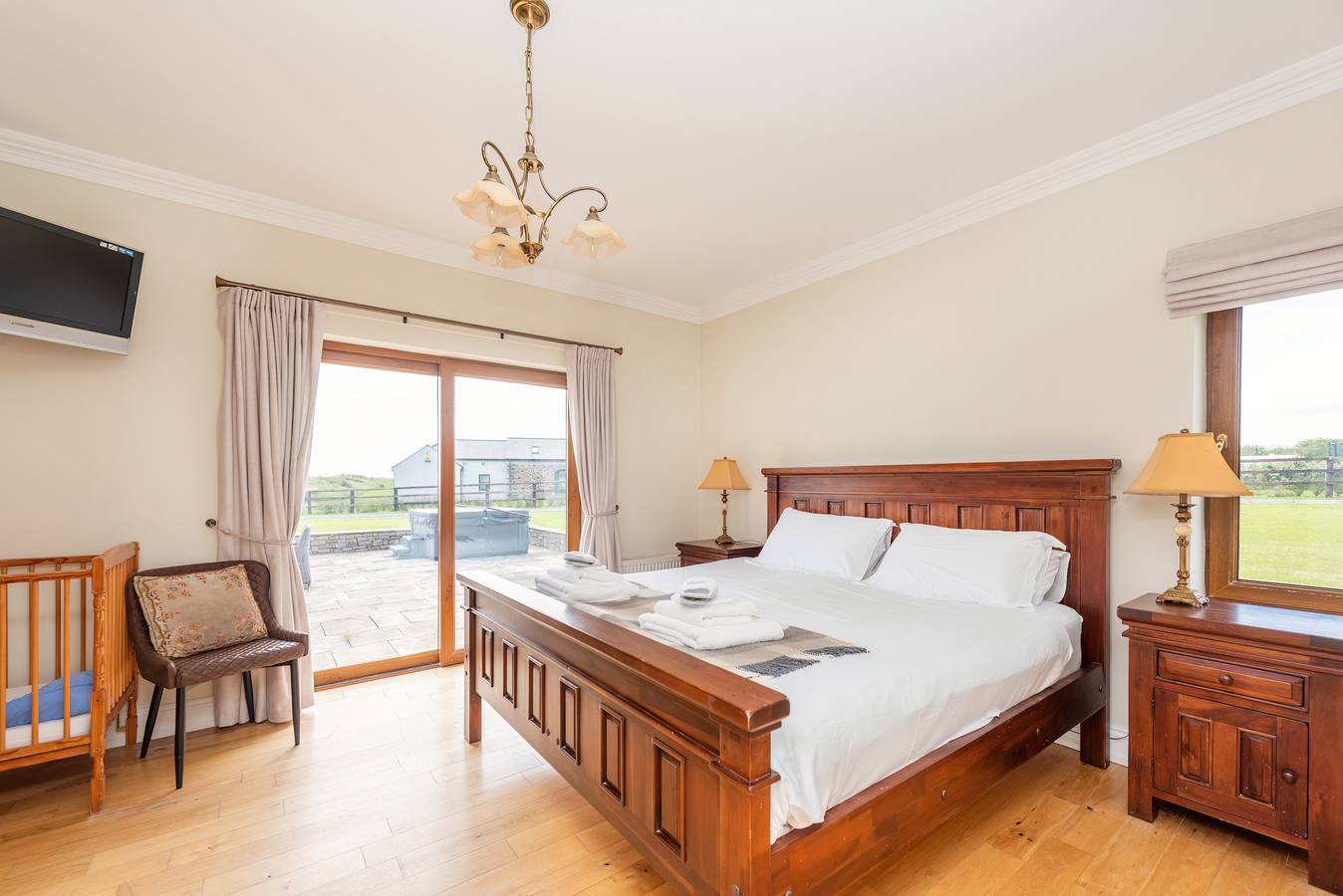 5 Bed Villa - Sleeps 10 - Hot Tub - Country Views in County Waterford