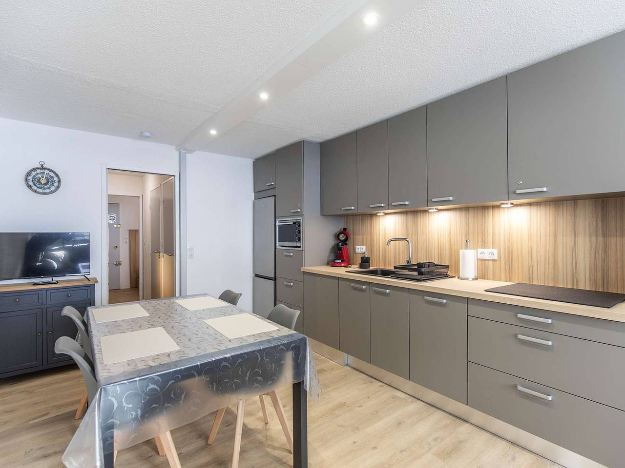 Ganzes Studio, Renoviertes Studio für 6, Südbalkon, nah an Pisten, moderne Ausstattung in La Mongie, Bagnères-de-Bigorre