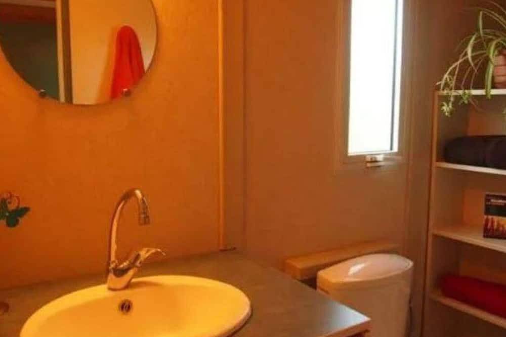 Bungalow for 7 with Terrace and Fully Equipped Kitchen in Esparron-de-Verdon, Verdon Regional Natural Park