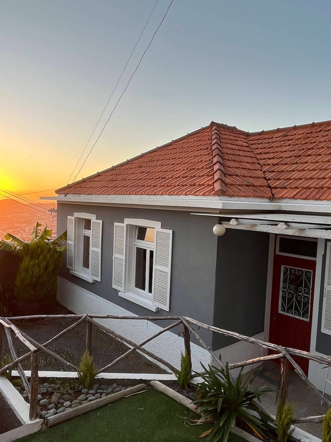 Über Funchal · Hanghaus mit Meerblick in Funchal (Santa Maria Maior), Madeira