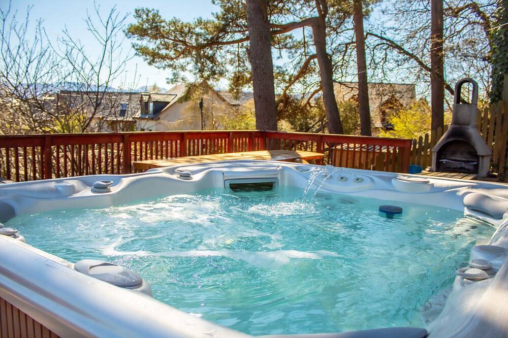 The Shieling - large Aviemore hot tub lodge in Aviemore, Highlands