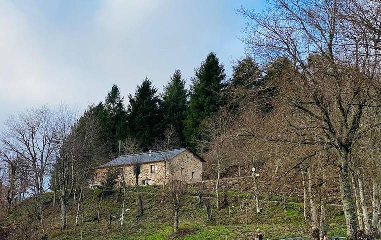 Casa rural para 6 personas, con jardín además de terraza y vistas, Se admiten mascotas en Incio
