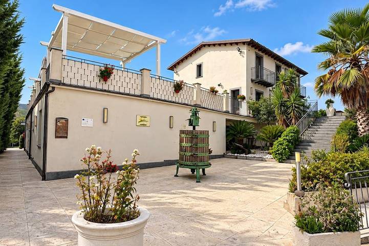 Appartamento intero, Bellissimo appartamento per 2 persone con piscina, A/C, WIFI, TV, patio e vista panoramica in Mazzarino, Provincia di Caltanissetta