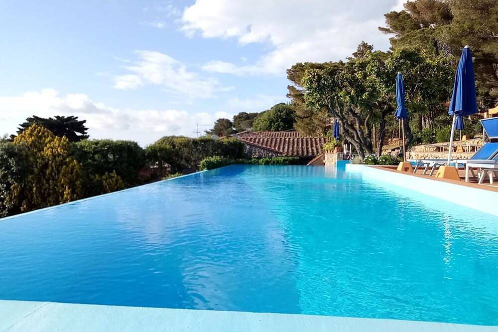 Casa con terraza con vista al mar, piscina, solarium, playa priv inclusive ideal para 4 in Cala Piccola, Provincia de Grosseto