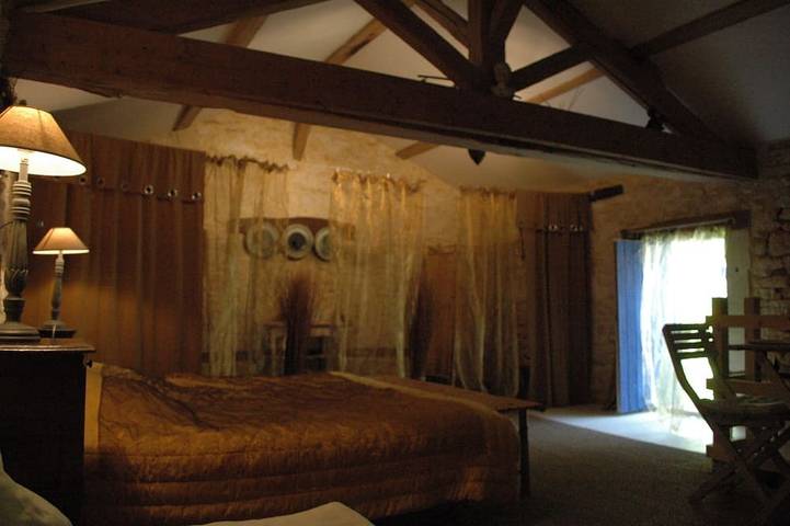 Ecurie transformée en gîte romantique, au domaine Le Nid des Oiseaux in Cubjac-Auvézère-Val d'Ans, Périgord Blanc