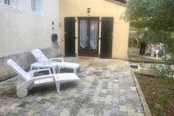 Gîte pour 2 personnes, avec jardin à Sampzon