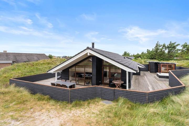 Villa für 6 Personen, mit Balkon/Terrasse und Whirlpool sowie Terrasse und Sauna in Søndervig