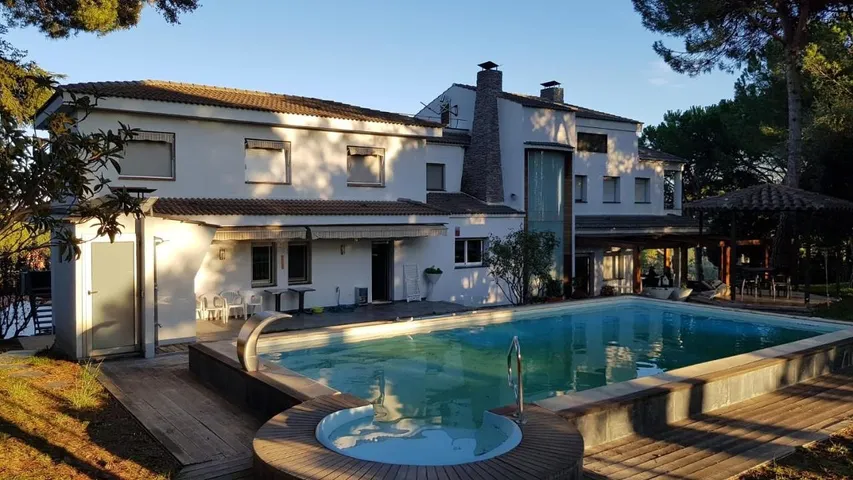 Casa de vacaciones para 16 personas, con piscina además de jacuzzi y jardín - 1