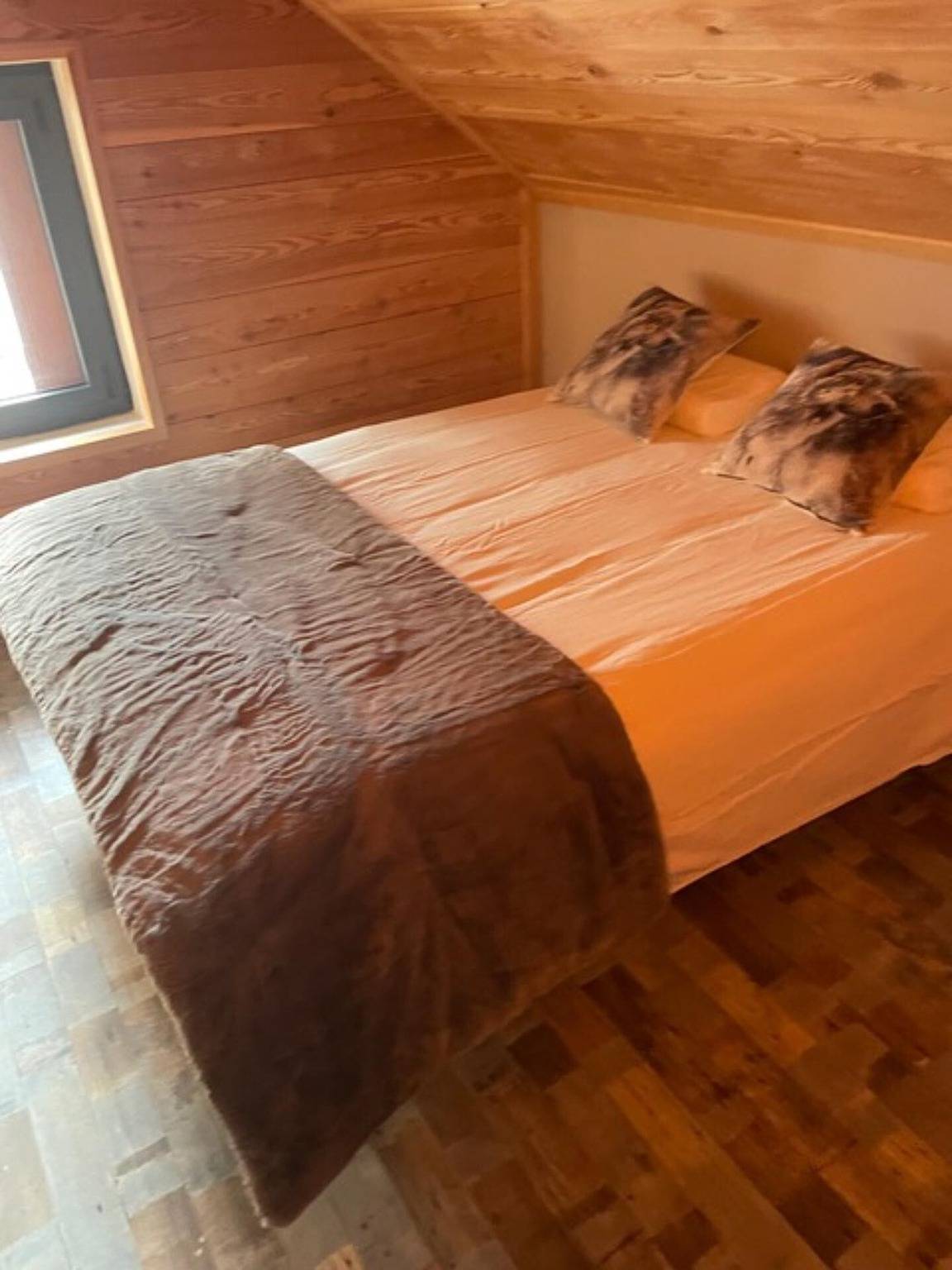 Appartement entier, Appartement "Chez Nous Piste Noire" avec vue sur les montagnes, balcon et Wi-Fi in Briançon, Serre Chevalier