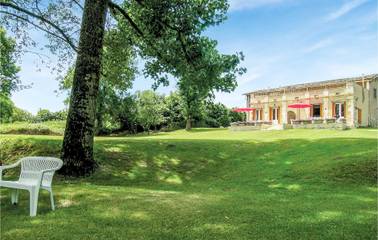 Gîte pour 6 personnes, avec terrasse et piscine à La Barde