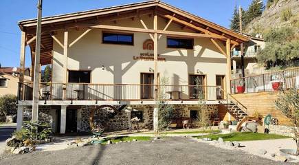 Auberge pour 9 personnes, avec sauna et vue ainsi que jardin et terrasse à La Javie