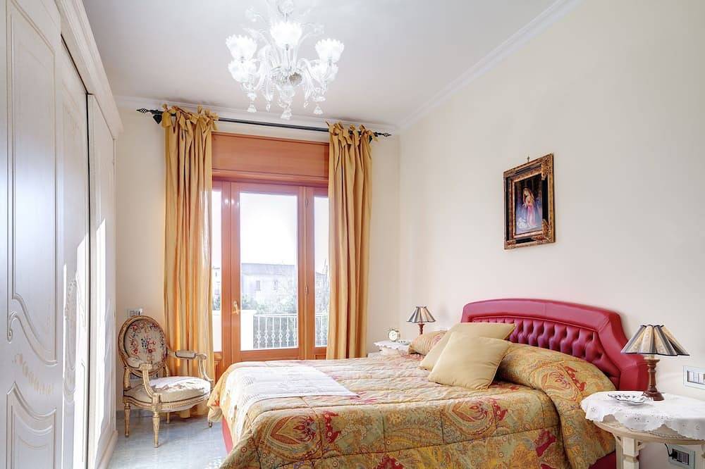 Ganze Wohnung, Wohnung Meer - Küste von Sorrento, mit Meerblick, Pool, Garten, Parkplatz, Wi-Fi in Torca, Neapel Provinz