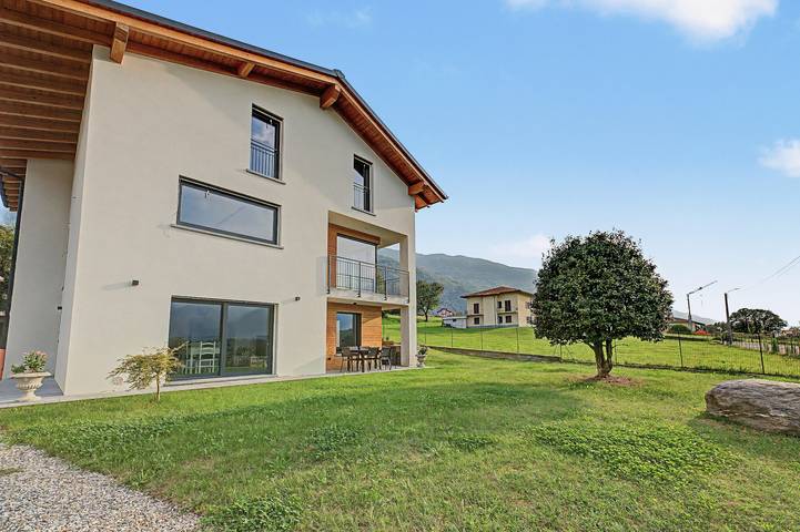Ferienwohnung für 8 Personen, mit Garten und Seeblick in Colico