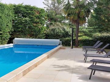 Gîte pour 2 personnes, avec jardin ainsi que terrasse et piscine à Ginestet