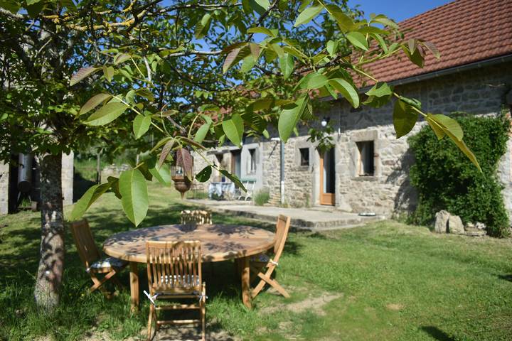 Gîte pour 6 personnes, avec piscine, adapté aux familles à La Tagnière