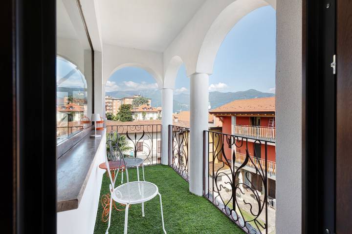 Ganze Wohnung, Ferienwohnung 'Mansarda Vialba' im Ferienhaus mit Seeblick und Balkonen in Spiagga Le Fontanelle, Germignaga