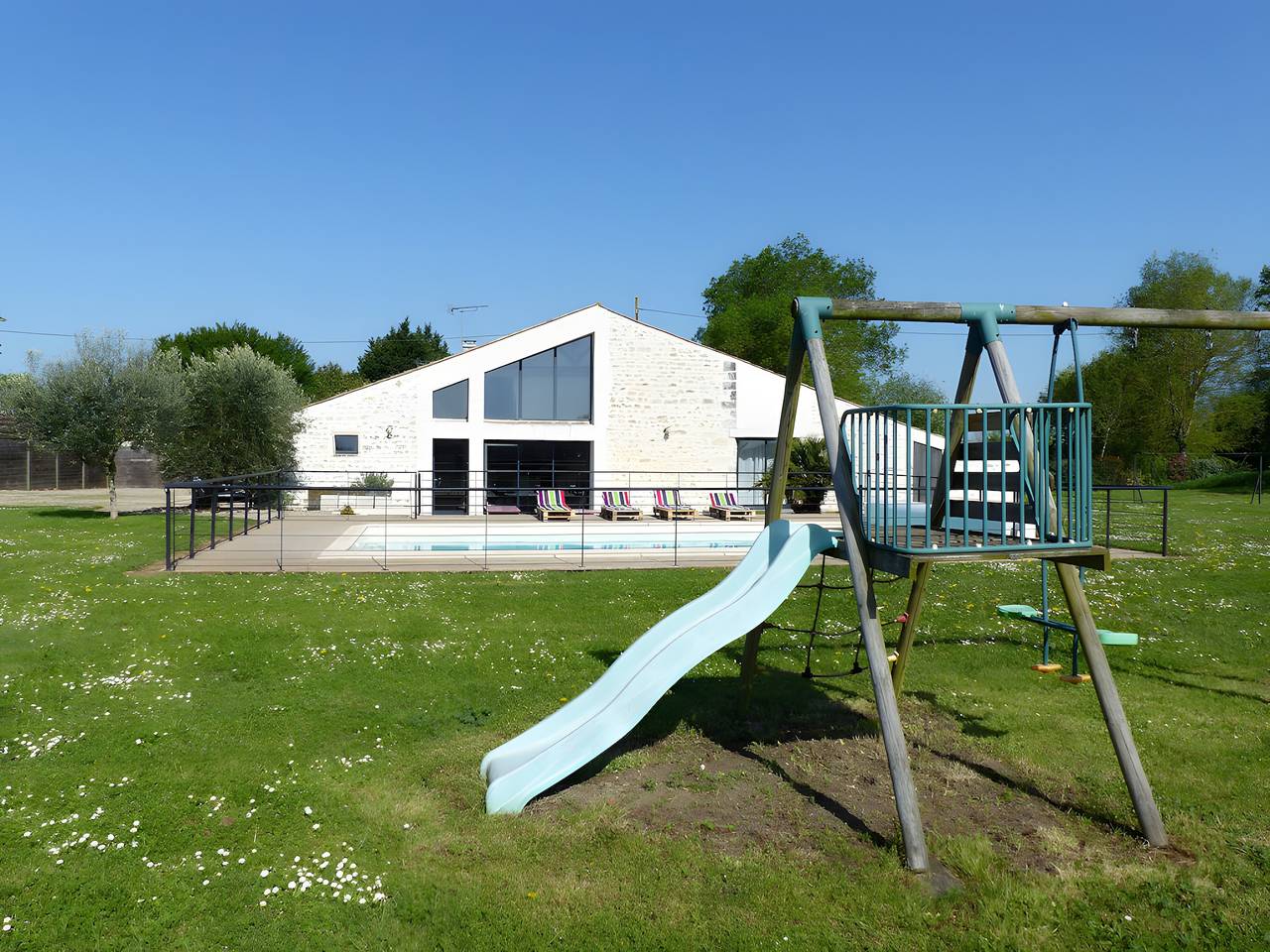 Gîte De L'audonnière: casa de vacaciones con piscina privada, terraza y Wi-Fi in Cabariot, Region de Rochefort