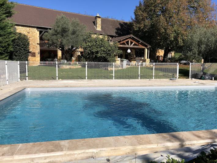 Location de vacances pour 16 personnes, avec Terrasse ainsi que Jardin et Piscine à Proissans