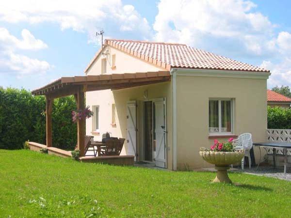 Location de vacances pour 5 personnes, avec jardin ainsi que terrasse et vue à Lacrouzette - 2
