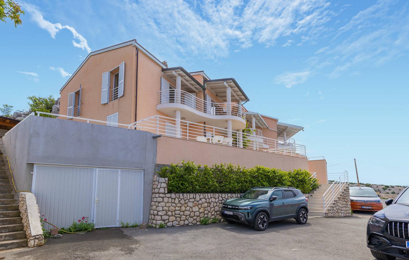 Ganze Ferienwohnung, Gemütliche 120 m² große Wohnung mit Meerblick, WLAN und Parkplatz, 300 m vom Strand entfernt in Jablanac, Naturpark Velebit