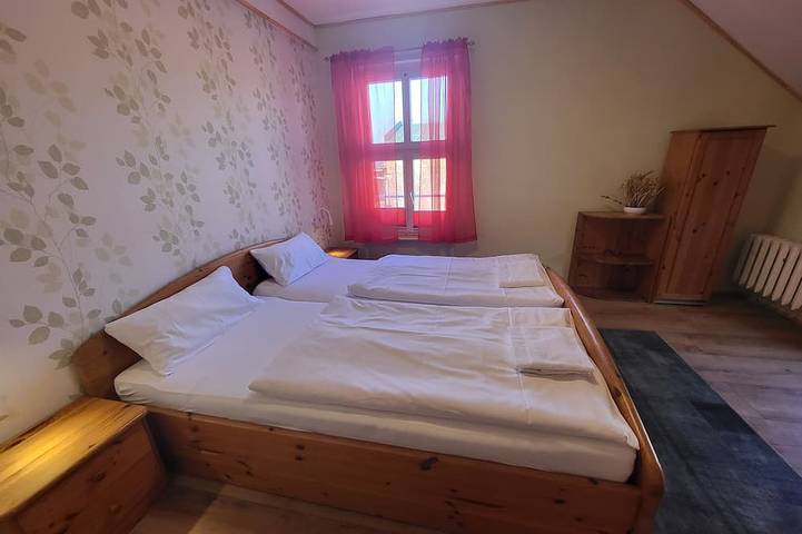 Ganze Wohnung, Gutshof Ferienwohnung mit 2 Schlafzimmern, viel Natur, Hofgarten und See in Tangerhütte, Altmark