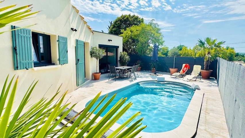 Location de vacances pour 12 personnes, avec vue ainsi que terrasse et piscine à Saint-Maximin (Nimes)