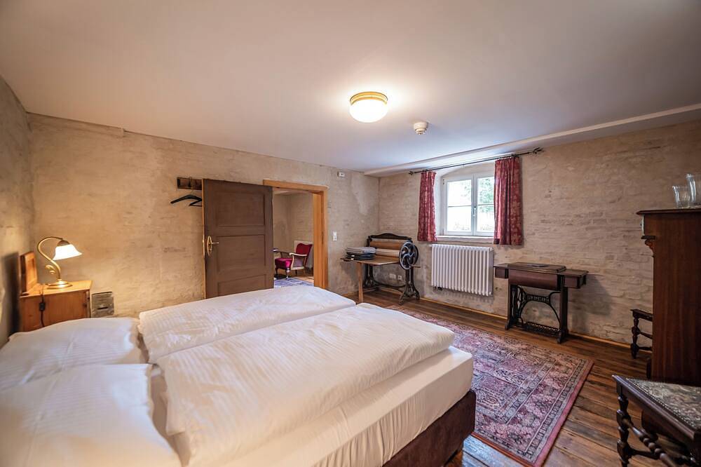 Ganze Wohnung, Ferienwohnung im Grünen gelegenen Gutshaus Lietzow nahe Berlin in Nauen, Havelland