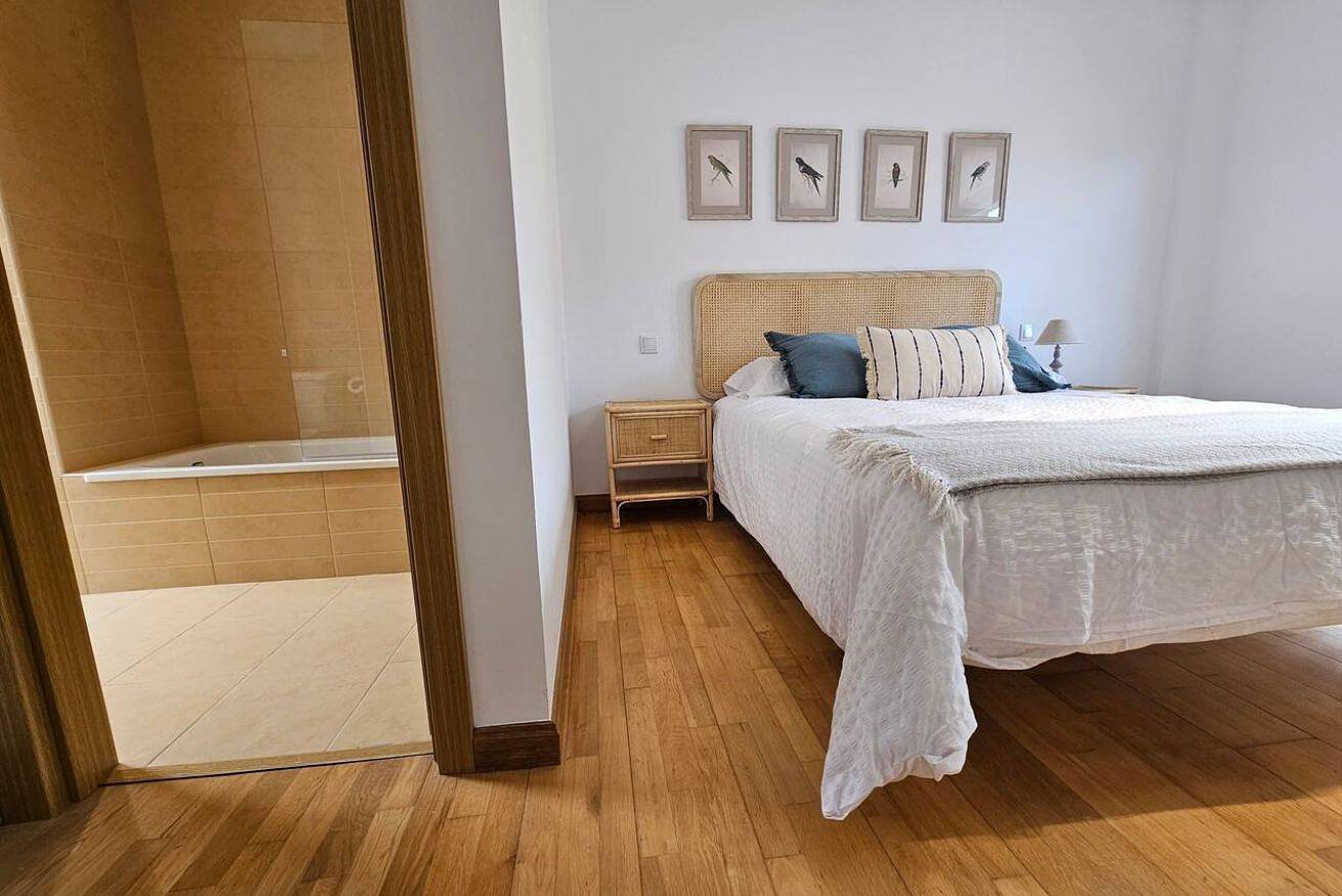 Appartement entier, Chic Appartement avec Piscine et Cuisine Équipée - Près des Attractions in Comillas, Côte Cantabrienne