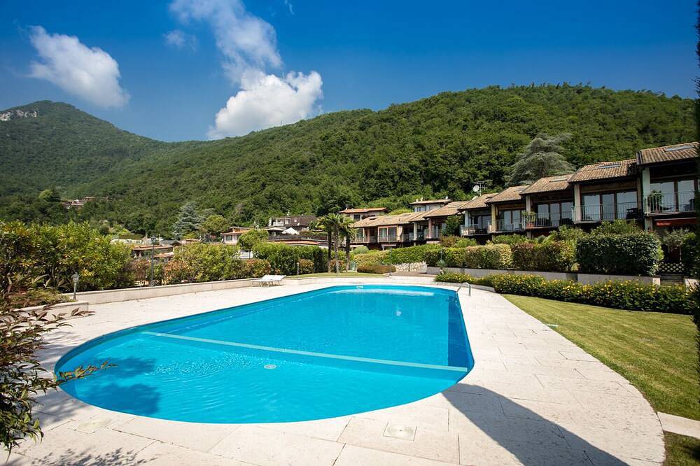 Little terraced house on the green hills above Salò - Red House in Villanuova sul Clisi, Gardasee-Berge