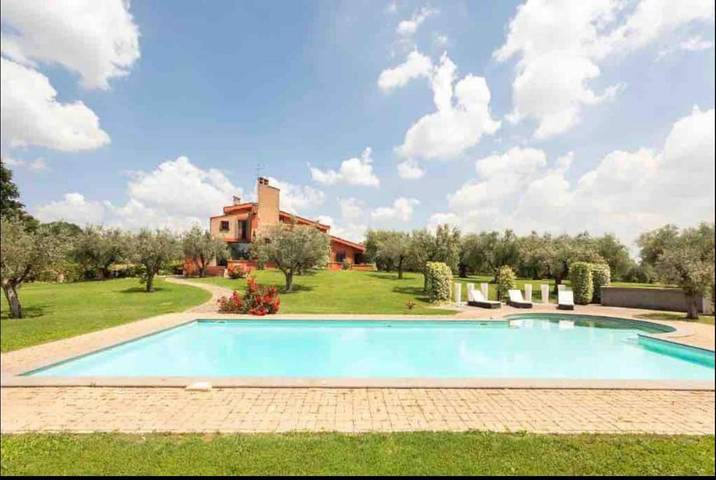 Villa con piscina per 14 persone, con giardino e piscina nonché idromassaggio a Roma
