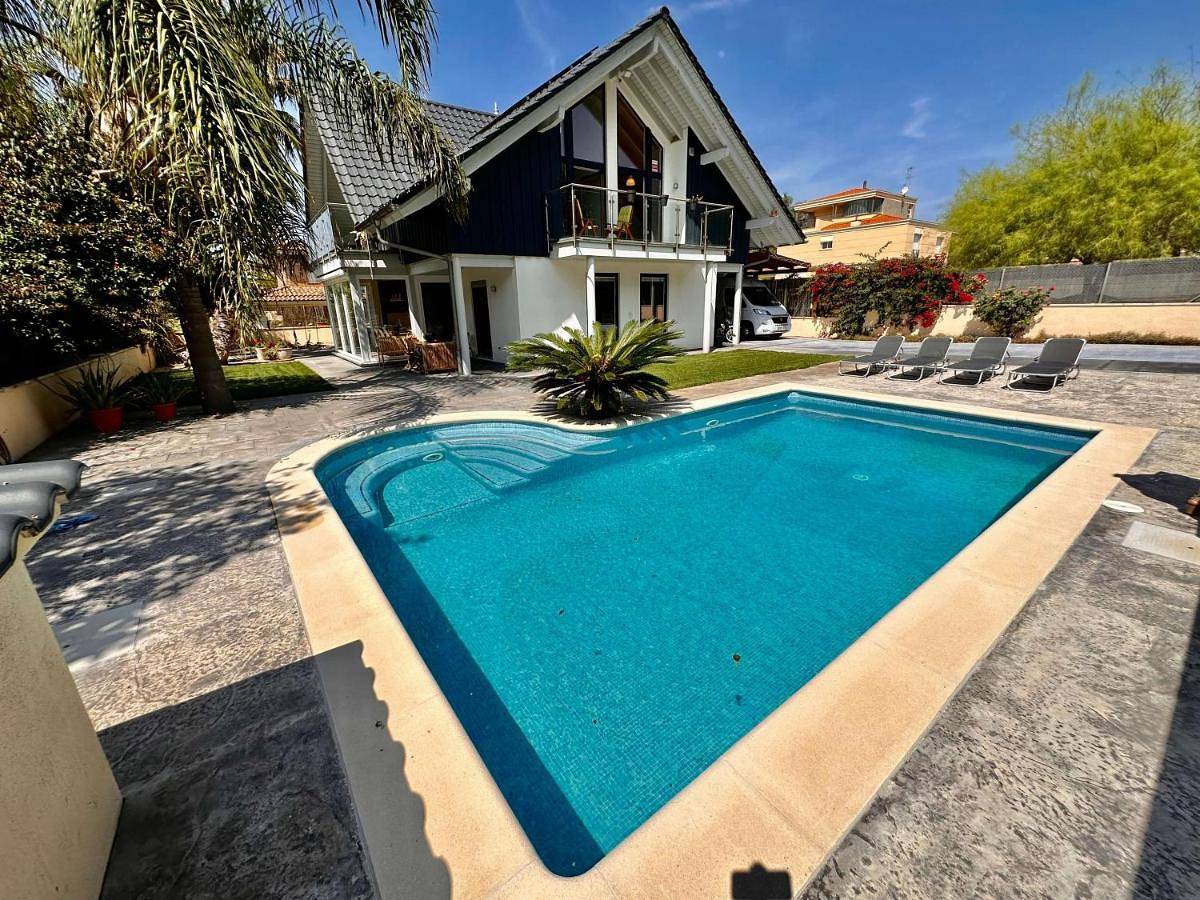 Villa in Villanueva y Geltrú, Garraf