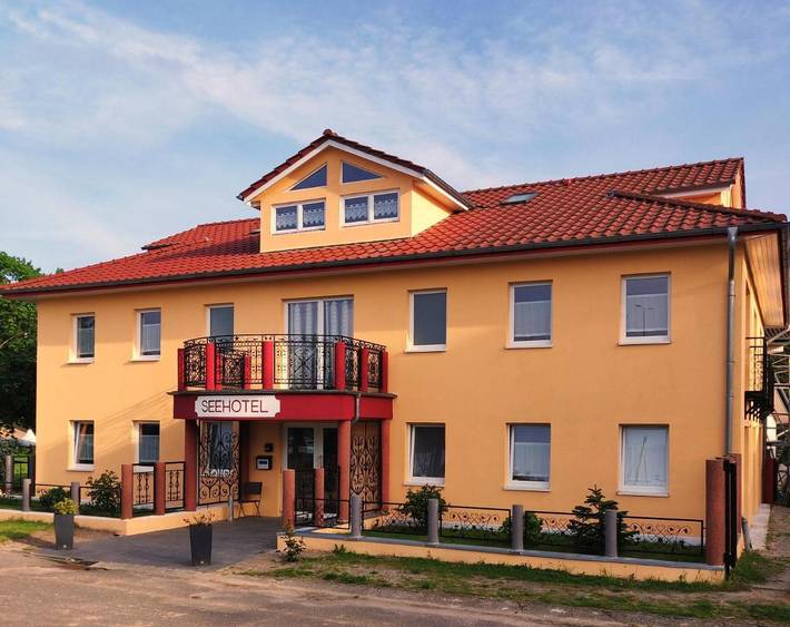 Hotel, mit Terrasse und Garten in Bad Kleinen