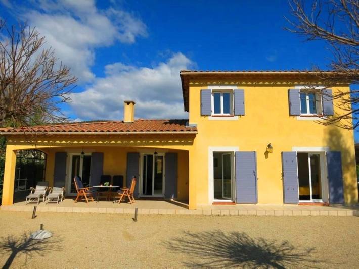 Gîte pour 6 personnes, avec piscine, adapté aux familles à Aups