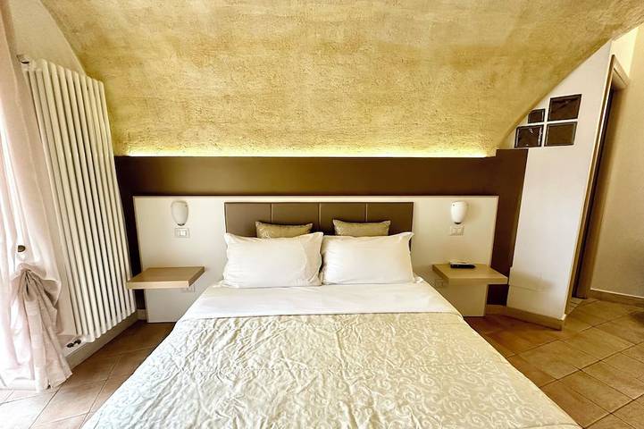 Il Sorriso dei Sassi Rooms. Belvedere Junior Suite Sassi view & jacuzzi. in Sassi di Matera, Matera