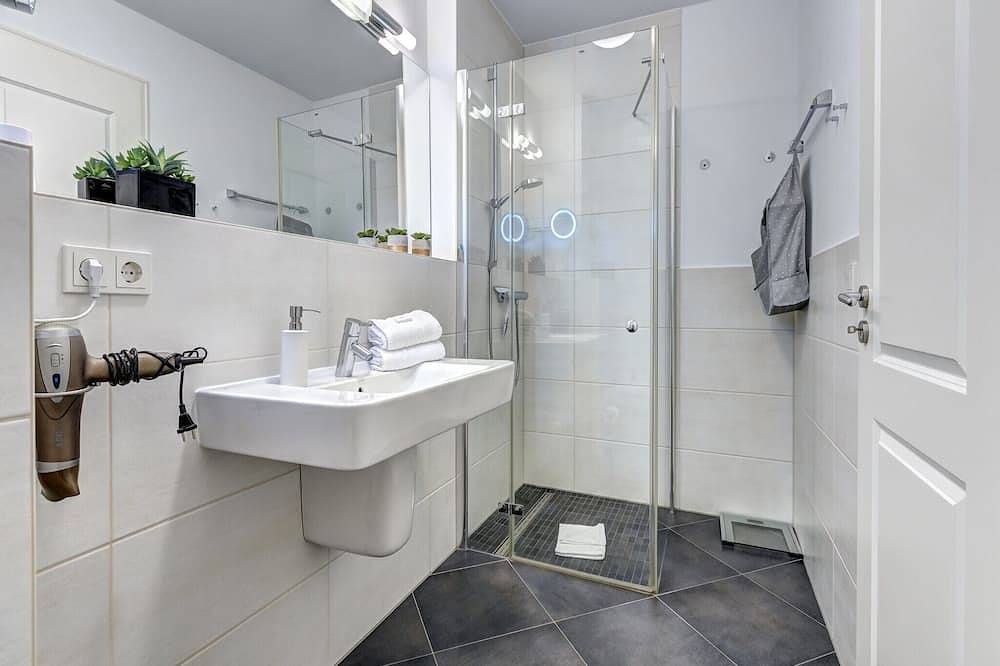 Ganze Wohnung, Traumhafte Wohnung mit Seeblick, direkt am Achterwasser und Golfclub in Balm, Benz