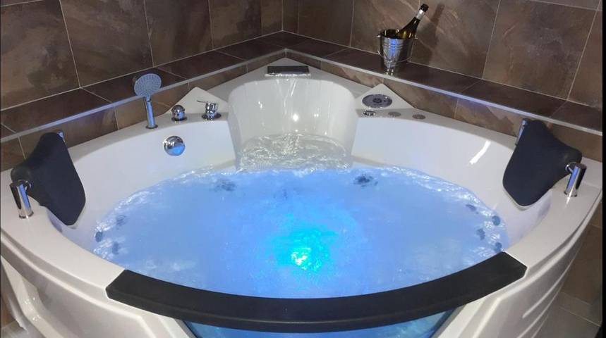 Chambre d’hôte pour 2 personnes, avec Balcon ainsi que Jacuzzi et Vue