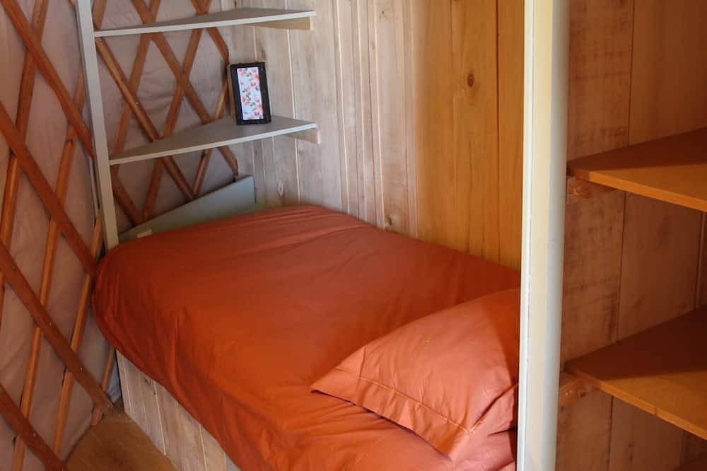 Comfortable yurt on the edge of the valley. in Argentonnay, Deux-Sèvres