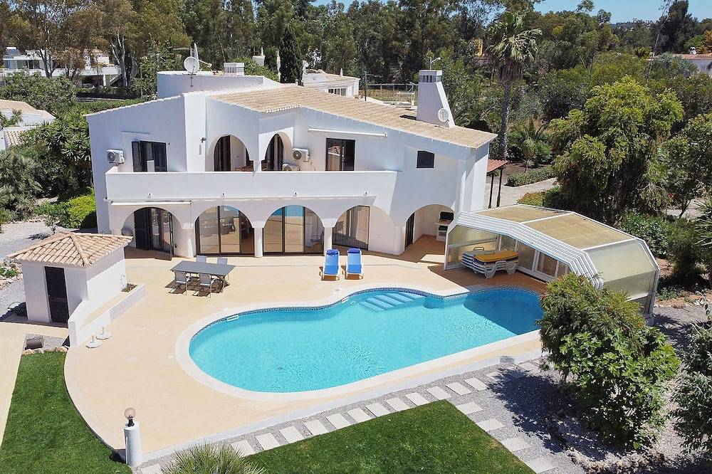 Large villa and private heated (optional) swimming pool.  Beautiful surrounding. in Alvor, Faro District