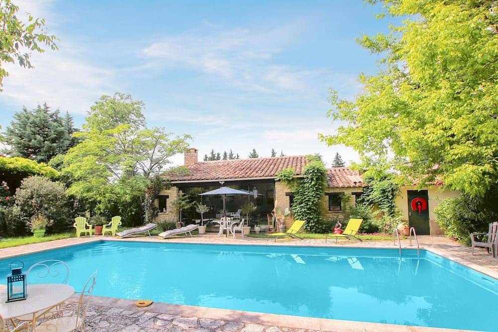 Amazing home in Carpentras with private swimming pool, can be inside or outside in Carpentras, Parque natural regional del Mont Ventoux