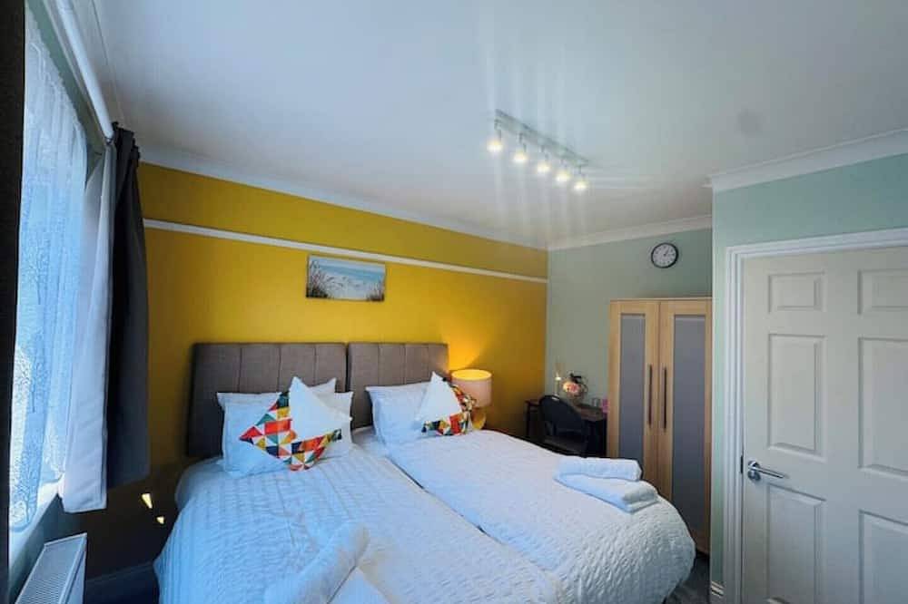 Spacious 4Br house close to Gatwick Airport. in Crawley, West Sussex