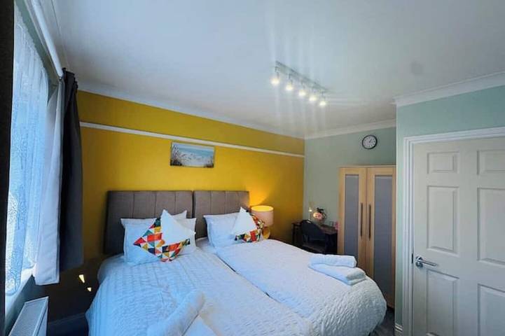 Spacious 4Br house close to Gatwick Airport. in Crawley, Sussex de l'Ouest