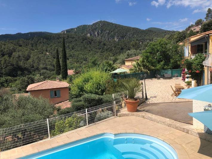 Gîte pour 6 personnes, avec vue et jardin ainsi que piscine et terrasse à Belgentier - 4