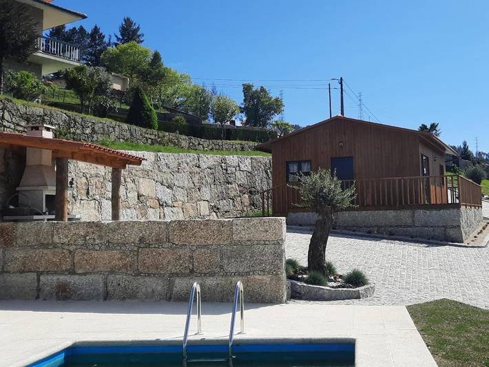 Location de vacances pour 4 personnes, avec jardin ainsi que vue et piscine dans Caniçada