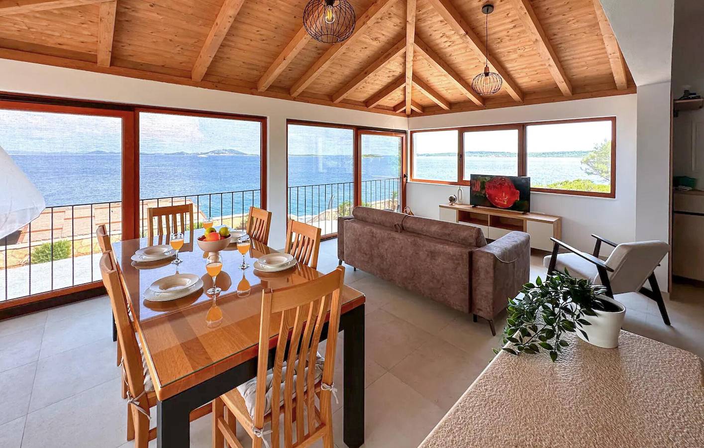 Gemütliche 2-Zimmer-Wohnung mit Pool, Terrasse und WLAN in Küstennähe in Pasman