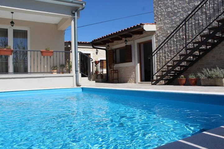 Ferienhaus für 8 Personen, mit Balkon und Terrasse sowie Garten und Pool in Pristeg