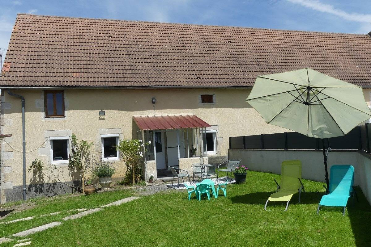 Ferienhaus für 6 Personen mit Terrasse in Artonne, Regionaler Naturpark Volcans d'Auvergne