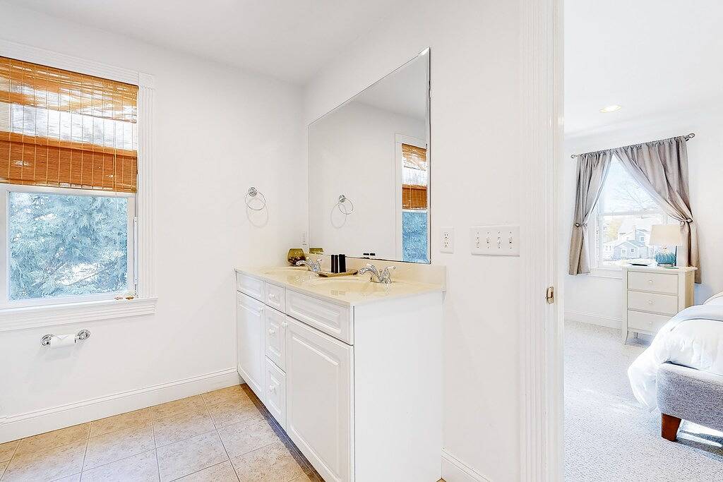 Modern getaway with central Ac, home office, patio, Wifi, grill, & private yard in Falmouth, Cape Cod